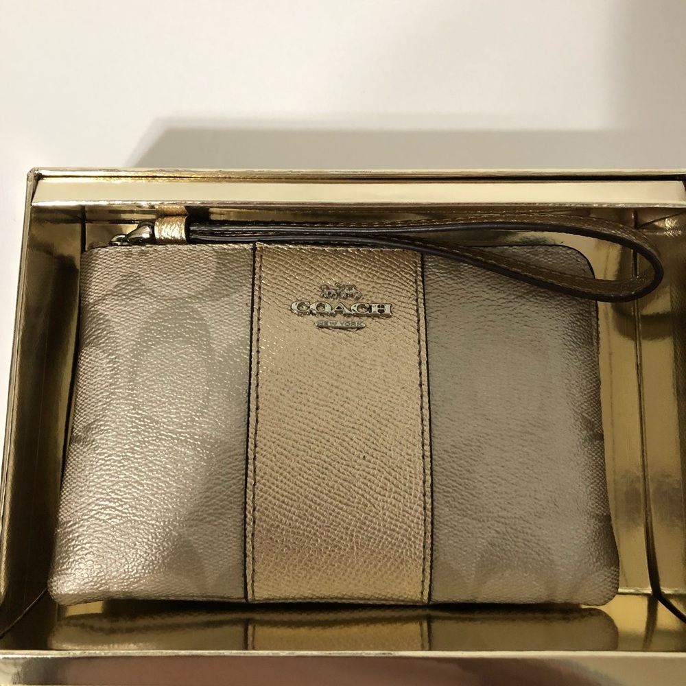 🎁Gorgeous Authentic Coach Metallic Gold Wristlet